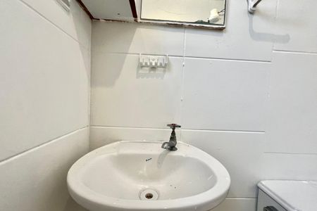 Banheiro de casa para alugar com 1 quarto, 48m² em Vila Guarani (zona Sul), São Paulo