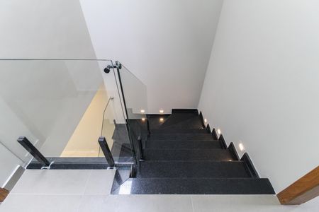 Casa à venda com 90m², 2 quartos e 2 vagasEscada