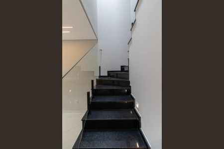 Casa à venda com 90m², 2 quartos e 2 vagasEscada