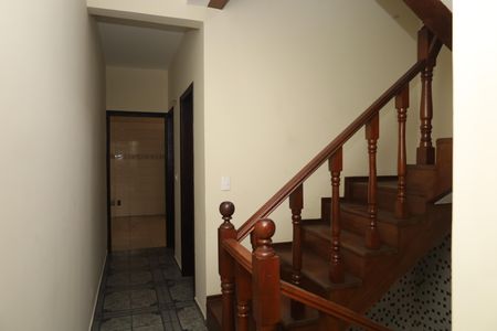 Casa para alugar com 245m², 4 quartos e 4 vagasEscadas