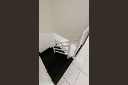 Casa à venda com 80m², 2 quartos e 2 vagasEscada