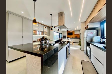 Casa de condomínio à venda com 255m², 3 quartos e 4 vagas