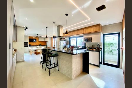 Casa de condomínio à venda com 255m², 3 quartos e 4 vagas