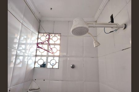 Banheiro de kitnet/studio para alugar com 1 quarto, 28m² em Liberdade, São Paulo