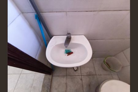 Banheiro de kitnet/studio para alugar com 1 quarto, 28m² em Liberdade, São Paulo