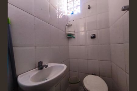 Banheiro de kitnet/studio para alugar com 1 quarto, 28m² em Liberdade, São Paulo