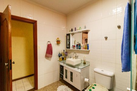 Casa à venda com 240m², 3 quartos e 6 vagasBanheiro social