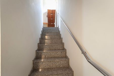 Casa de condomínio à venda com 130m², 3 quartos e 2 vagasEscada