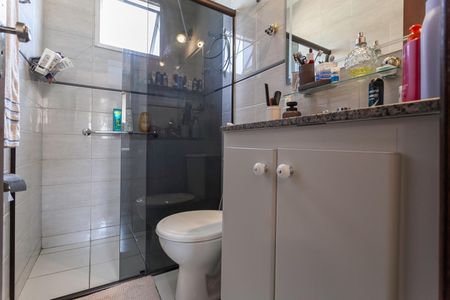 Casa de condomínio à venda com 130m², 3 quartos e 2 vagasBanheiro da suíte 