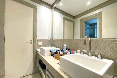 Apartamento à venda com 160m², 4 quartos e 2 vagasBanheiro