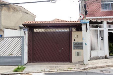 Casa para alugar com 189m², 2 quartos e 1 vaga Casa para alugar com 189m², 2 quartos e 1 vagaFachada