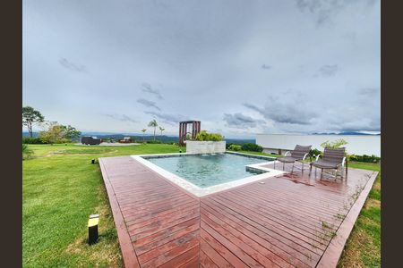Piscina e deck de casa de condomínio à venda com 4 quartos, 300m² em Casa Branca, Brumadinho
