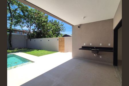 Casa de condomínio à venda com 220m², 4 quartos e 4 vagasVaranda gourmet 