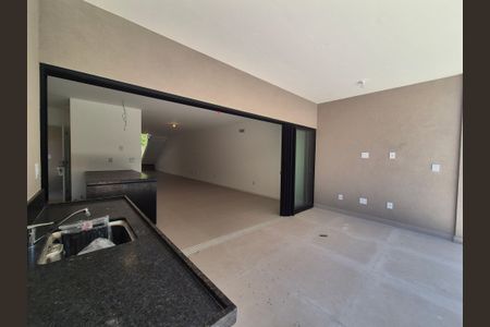 Casa de condomínio à venda com 220m², 4 quartos e 4 vagasVaranda gourmet 