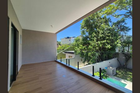 Casa de condomínio à venda com 220m², 4 quartos e 4 vagasVaranda suíte 2e3