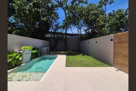 Casa de condomínio à venda com 220m², 4 quartos e 4 vagasÁrea externa 