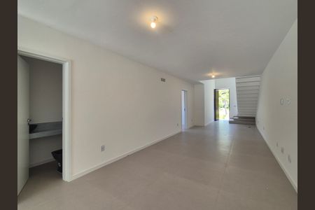 Sala  de casa de condomínio à venda com 4 quartos, 220m² em Vargem Grande, Rio de Janeiro