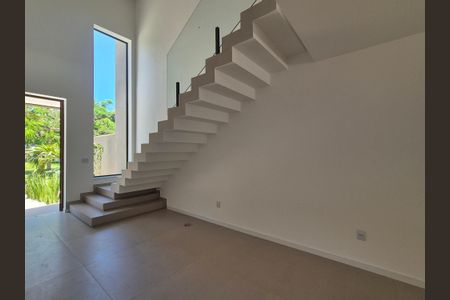 Casa de condomínio à venda com 220m², 4 quartos e 4 vagasEscada 