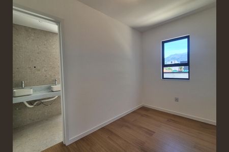 Casa de condomínio à venda com 220m², 4 quartos e 4 vagasCloset 