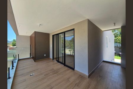 Casa de condomínio à venda com 220m², 4 quartos e 4 vagasVaranda 