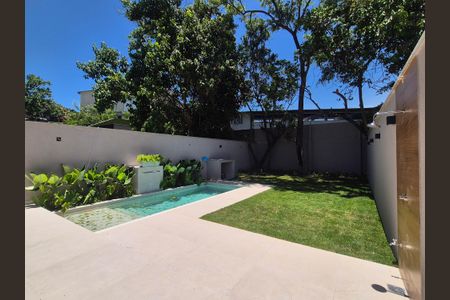 Casa de condomínio à venda com 220m², 4 quartos e 4 vagasÁrea externa 