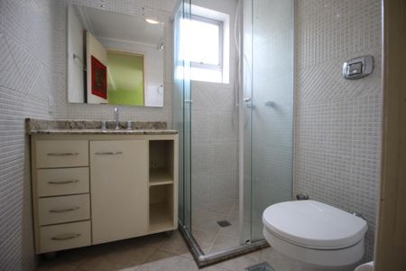 Banheiro de apartamento para alugar com 2 quartos, 48m² em Independência, Porto Alegre