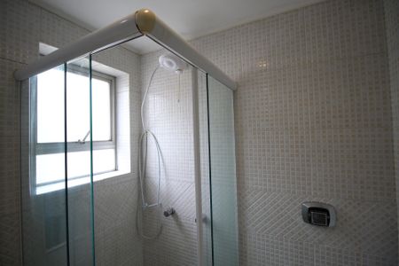 Banheiro de apartamento para alugar com 2 quartos, 48m² em Independência, Porto Alegre