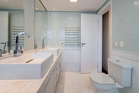 Apartamento à venda com 348m², 4 quartos e 4 vagasBanheiro da Suíte Master - Piso 1