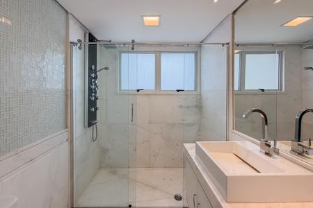 Apartamento à venda com 348m², 4 quartos e 4 vagasBanheiro da Suíte Master - Piso 1