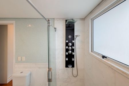 Apartamento à venda com 348m², 4 quartos e 4 vagasBanheiro da Suíte Master - Piso 1