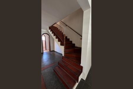 Casa para alugar com 265m², 3 quartos e 2 vagasEscada