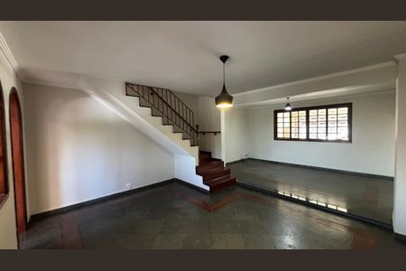 Casa para alugar com 265m², 3 quartos e 2 vagasSala