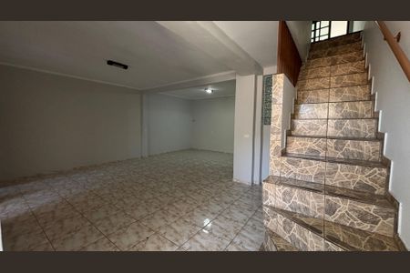 Casa para alugar com 265m², 3 quartos e 2 vagasEscada