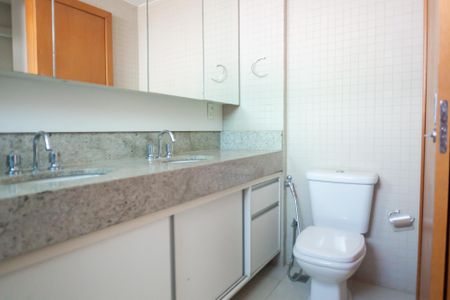 Apartamento à venda com 140m², 4 quartos e 3 vagasBanheiro da Suíte 4