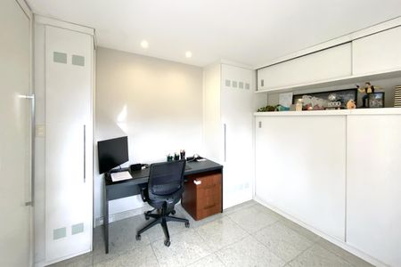 Apartamento à venda com 168m², 4 quartos e 3 vagasEscritório