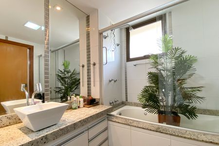 Apartamento à venda com 383m², 4 quartos e 4 vagasBanheiro da Suíte 1