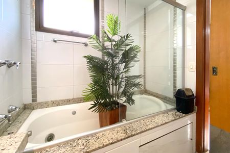 Apartamento à venda com 383m², 4 quartos e 4 vagasBanheiro da Suíte 1