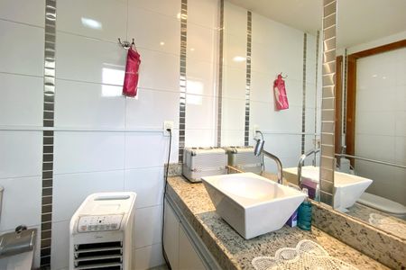 Apartamento à venda com 383m², 4 quartos e 4 vagasBanheiro da Suíte 1