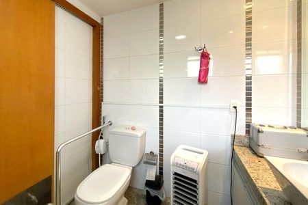 Apartamento à venda com 383m², 4 quartos e 4 vagasBanheiro da Suíte 1