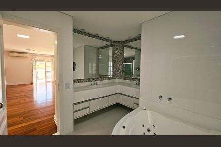 Casa de condomínio à venda com 641m², 3 quartos e 6 vagasBanheiro da Suíte 3