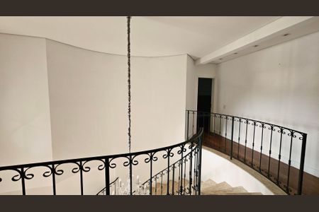 Casa de condomínio à venda com 641m², 3 quartos e 6 vagasEscada