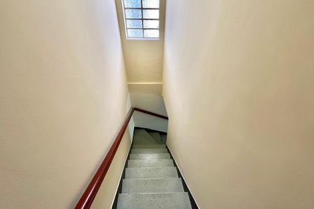 Casa à venda com 280m², 4 quartos e 3 vagas Casa à venda com 280m², 4 quartos e 3 vagasEscada