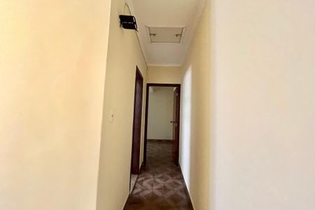 Casa à venda com 280m², 4 quartos e 3 vagas Casa à venda com 280m², 4 quartos e 3 vagasCorredor