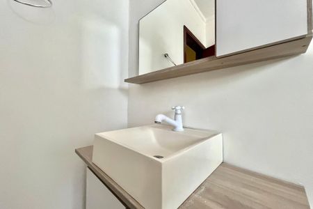 Casa à venda com 280m², 4 quartos e 3 vagas Casa à venda com 280m², 4 quartos e 3 vagasBanheiro Corredor