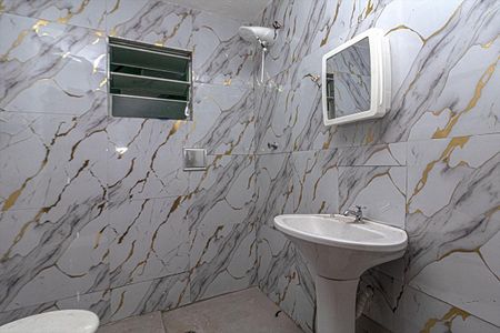 banheiro social_1 de casa para alugar com 1 quarto, 50m² em Vila Moraes, São Paulo