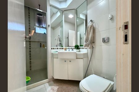 Apartamento à venda com 96m², 2 quartos e 1 vaga Apartamento à venda com 96m², 2 quartos e 1 vagaBanheiro social