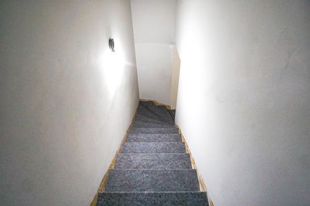 Casa à venda com 150m², 3 quartos e 2 vagas Casa à venda com 150m², 3 quartos e 2 vagasEscada