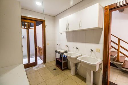 Casa de condomínio para alugar com 680m², 5 quartos e 8 vagasÁrea de Serviço