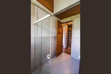 Casa de condomínio para alugar com 680m², 5 quartos e 8 vagasBanheiro da Suíte