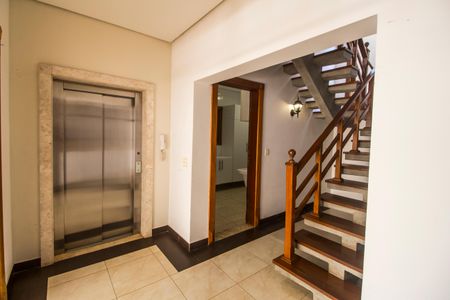 Casa de condomínio para alugar com 680m², 5 quartos e 8 vagasEscada